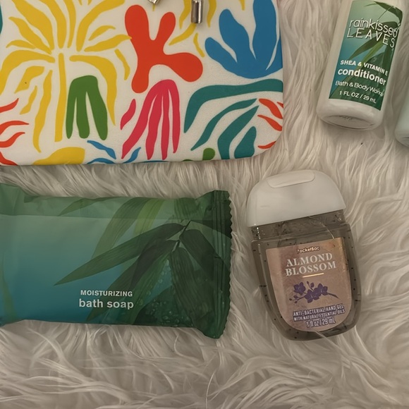 Bath & Body Works Bundle 💛 - 1 cosmetic bag & 5 products - Picture 3 of 3